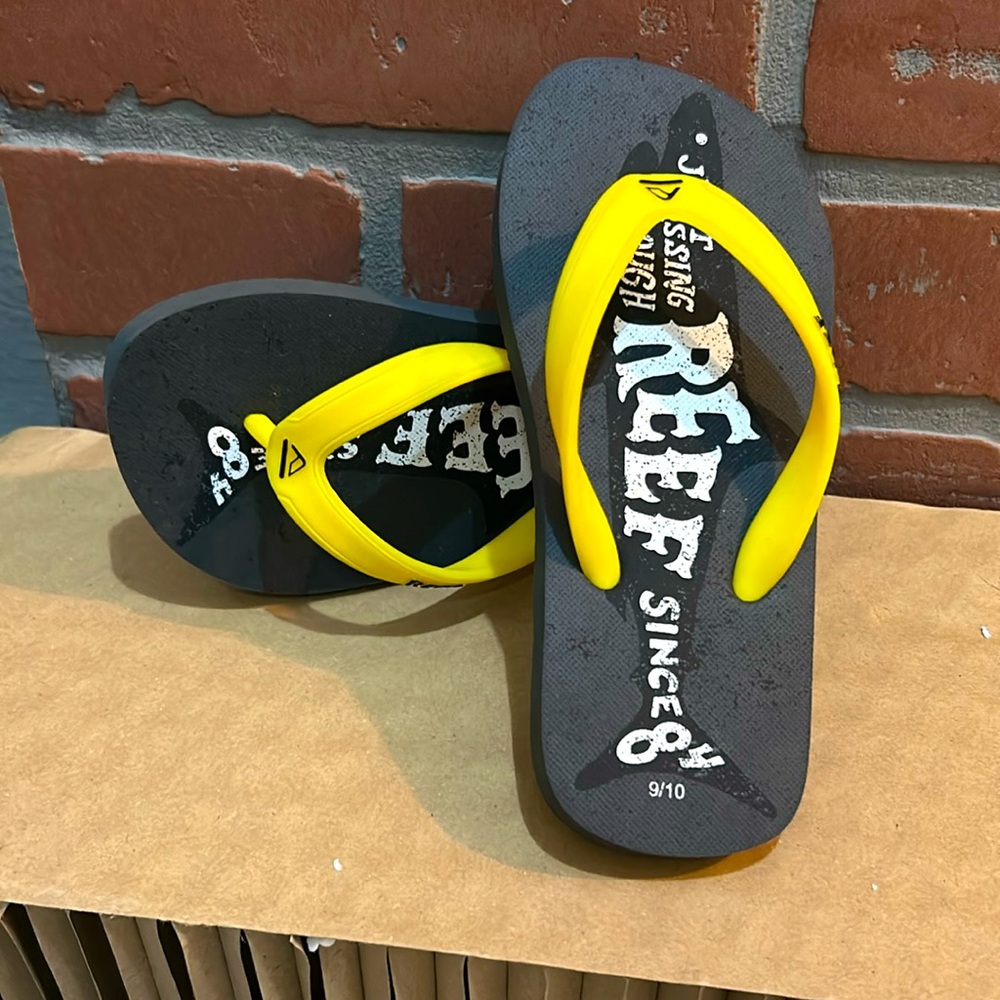 Reefs boys flip flops yellow strap toddler size 9/10 never worn